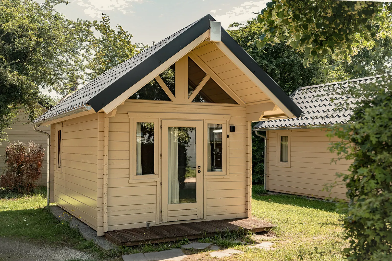 Houten trekkershut met puntdak