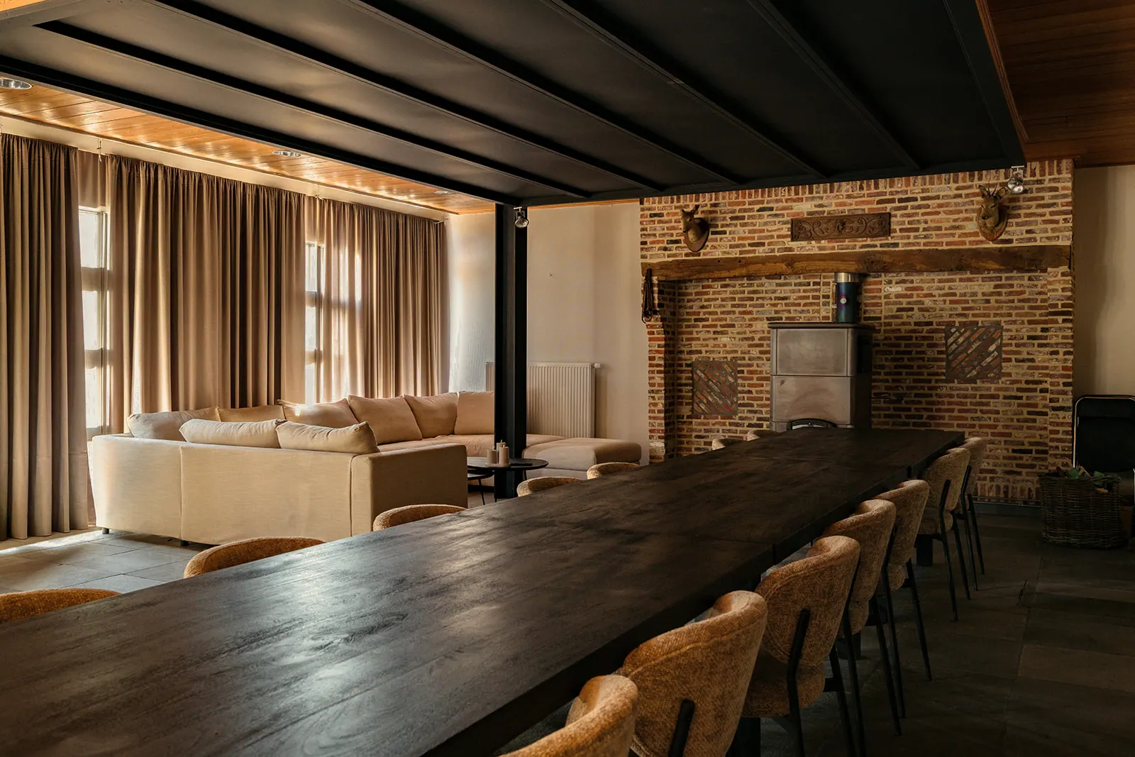 Living met lange tafel en loungezetel