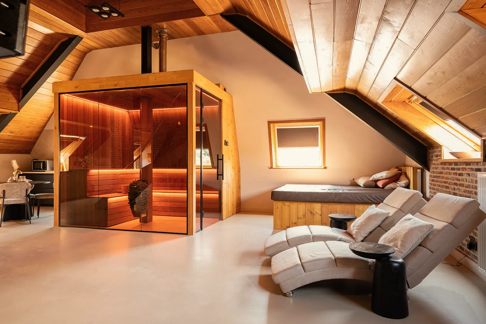 Sauna en relaxzetels in de wellness onder het dak