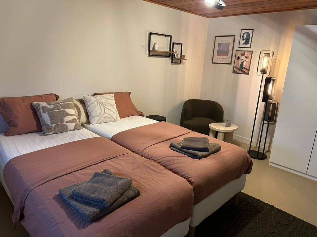 Chambre confortable pour 2 personnes dans le bâtiment central du Camping Groenpark